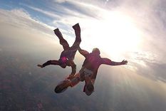 espeluznante video: paracaidista salva a otro desmayado en pleno vuelo espeluznante video: paracaidista salva a otro desmayado en pleno vuelo