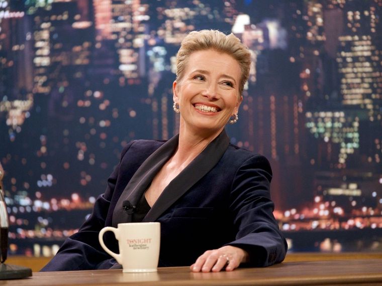 Emma Thompson elige los looks indicados para mujeres mayores de 60 años Foto: The Mirror