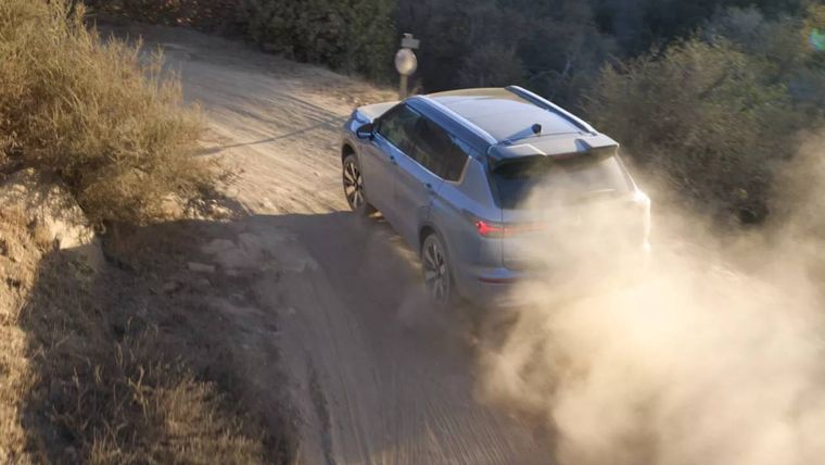 El Mitsubishi Outlander llega con novedades estéticas pero mantiene el motor 2.5 de 181 HP