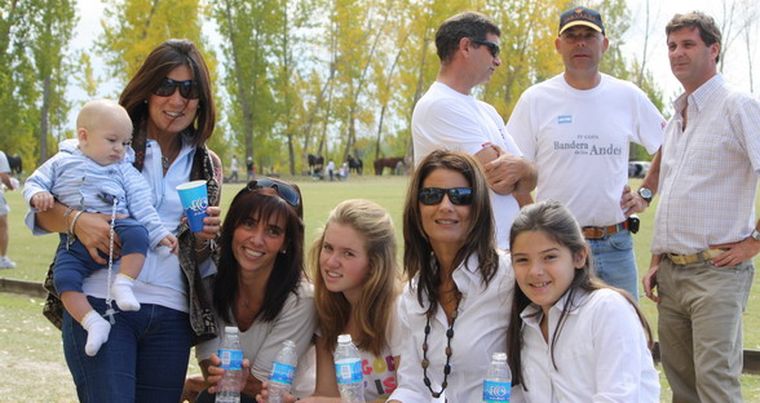 Justo Cabrera en brazos de Mercedes Báez, junto a Juliana Báez, Valeria Sederino y Mariana Santamaría. Foto: Gentileza