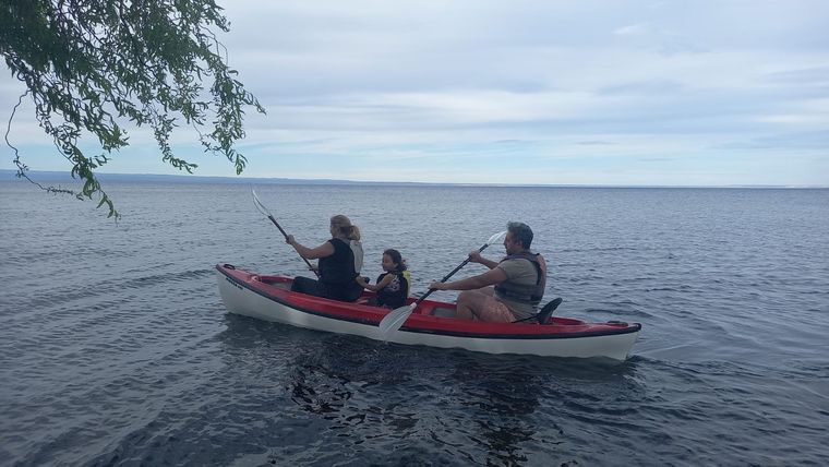 El bote de la familia se dio vuelta y los tres cayeron al lago helado Foto: Prefectura Naval