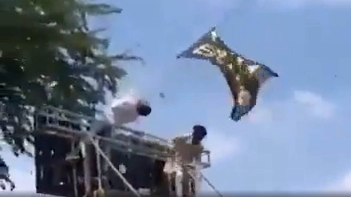 Impactante: un hombre en India murió electrocutado tras tocar un cable con una bandera en pleno festejo