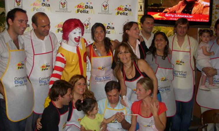 Periodistas, empresarios y distintas personalidades de Mendoza se sumaron al DíaMc Feliz y aportaron su granito de arena. Foto: MDZ