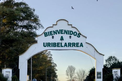 Uribelarrea es un pueblo bonaerense donde las calles de tierra todavía forman parte de la postal cotidiana. Uribelarrea es un pueblo bonaerense donde las calles de tierra todavía forman parte de la postal cotidiana.