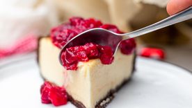 Hay muchas variantes y diversidad de recetas de cheesecake, un postre muy fácil de hacer. Foto: Unsplash