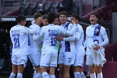 Todos abrazan a Ábrego, autor de un golazo. Foto: Godoy Cruz