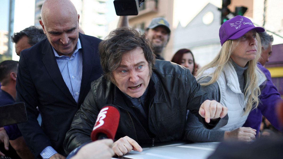 Las duras semanas de Javier Milei: escándalo de corrupción, caída de la popularidad y apedreado en plena campaña electoral