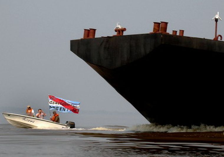 Embarcaciones de ambientalistas acompañan el paso de la barcaza con materiales con destino al puerto de Botnia en Fray Bentos. Foto: NA