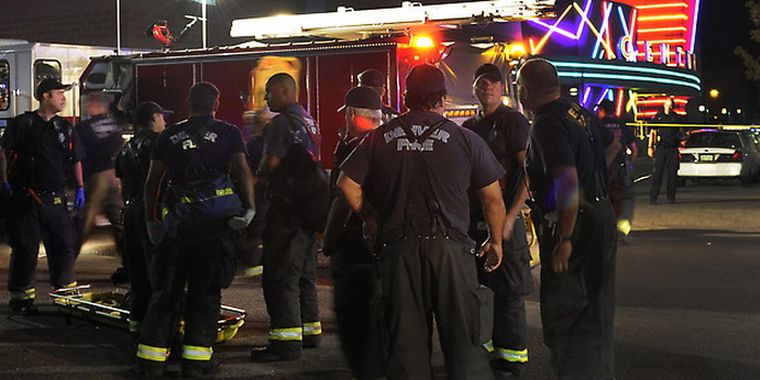 Las fuerzas de seguridad también se trasladaron al edificio donde vive el sospechoso. Foto: DenverPost.com
