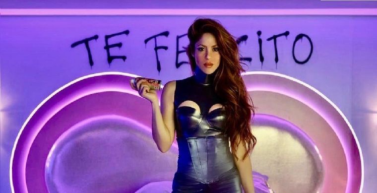Shakira despliega su gusto por el street style en el videoclip de “Te Felicito”. Foto: Instagram