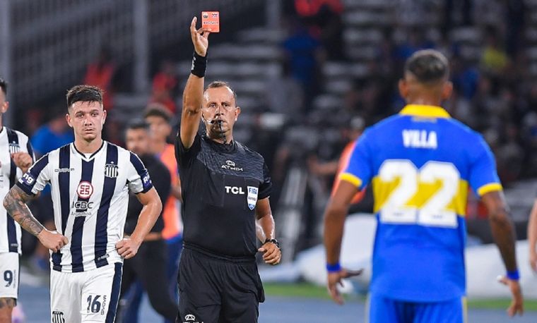 Sebastián Villa dejó con diez a Boca en el peor momento del partido.