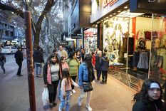 Caminar y comparar precios es la principal recomendación de los analistas para ganarle a la inflación, además de aprovechar las promociones y planes en cuotas. Foto: Maximiliano Ríos/MDZ