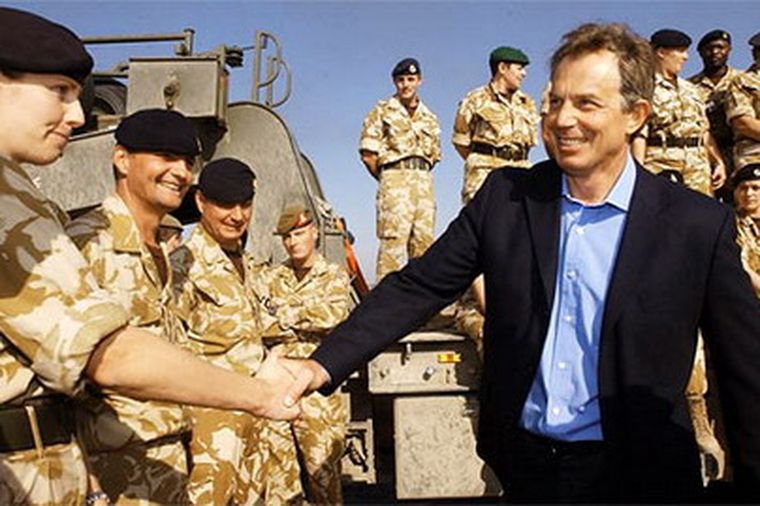 Tony Blair, cuando visitó a las tropas inglesas en Irak.