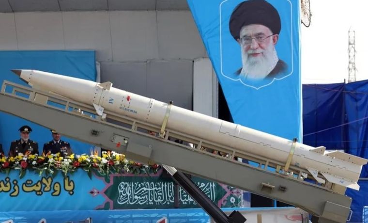 Irán está atacando con éxito Israel y sus misiles vuelan por el cielo israelí. Foto Efe