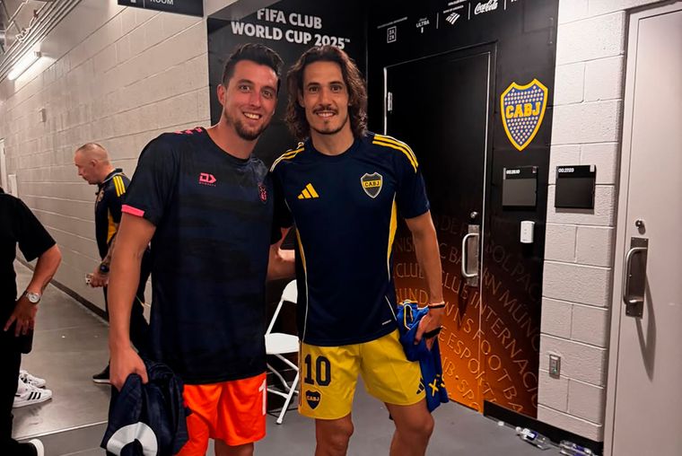 Sebastián Ciganda, arquero suplente de Auckland City, junto a Edinson Cavani. Sebastián Ciganda, arquero suplente de Auckland City, junto a Edinson Cavani.