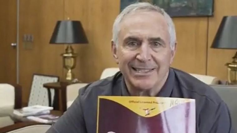 El embajador estadounidense desafió a su colega Jorge Argüello a completar el álbum de figuritas del Mundial Foto: Captura de video