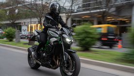 Con los característicos rasgos de diseño Sugomi, la nueva Kawasaki Z900 brinda una experiencia de conducción inmejorable, tanto en ciudad como en ruta. Con los característicos rasgos de diseño Sugomi, la nueva Kawasaki Z900 brinda una experiencia de conducción inmejorable, tanto en ciudad como en ruta.