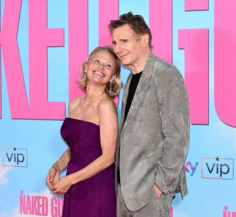 Pamela Anderson y Liam Neeson promocionan su nueva película.