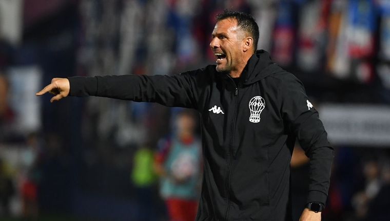 Diego Dabove resiste en Huracán pese al mal momento. Foto: Télam