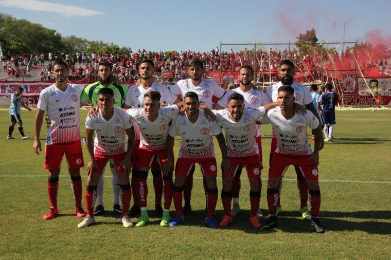 El Globo estrenó en diciembre su camiseta titular y hoy presentó dos modelos alternativos. Prensa HLH Foto: Prensa HLH