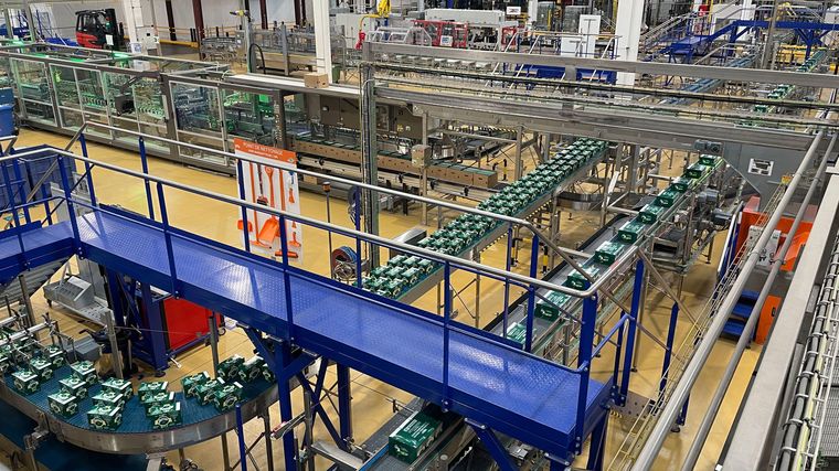 La planta embotelladora de Perrier sigue ubicada junto a la fuente original de agua en Vergèze.