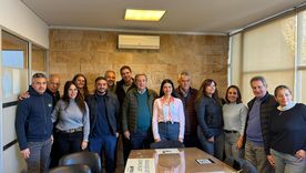 Congreso del PJ. Emir Félix rodeado de los intendentes peronistas Fernando Ubieta, Matías Stevanato, Emir Andraos, Flor Destéfanis, Edgardo González y Omar Félix.