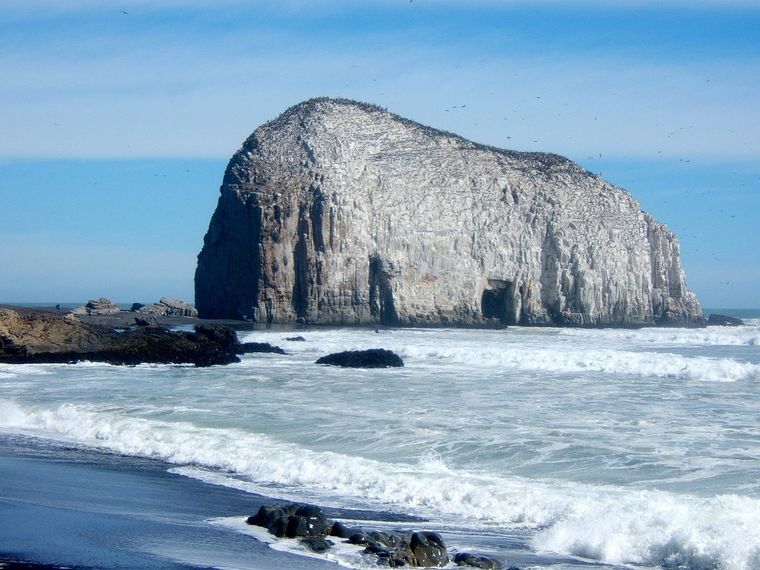 La Piedra de la Iglesia en la costa de Constitución es uno de los grandes atractivos de Chile para quienes cruzan por el paso del Planchón.