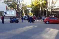 El lugar donde fue apuñalado el policía. Foto: Foto: captura TN