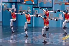 China muestra en sorprendente interacción con humanos a sus robots humanoides. Es para Elon Musk, que lo mira por TV.