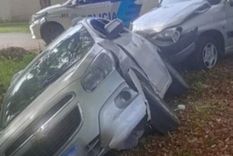 Producto del choque, los autos terminaron dentro de una zanja, donde el adolescente iba junto a otros dos menores de edad.