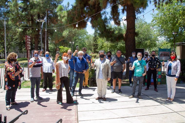 Los hacedores culturales y audiovisuales, de brindis.