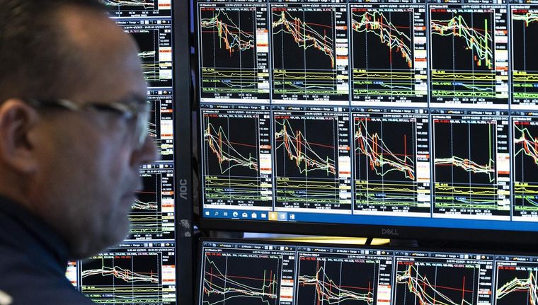 El riesgo país se mantiene en la zona de los 700 puntos básicos y no logra perforar ese nivel, pese a que el proceso de desinflación sigue su curso y se mantiene el superávit fiscal.