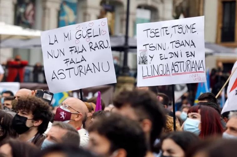 Mi abuela no habla raro, habla asturiano, se lee en una pancarta portada por uno de los que participaron el la manifestación organizada por la Xunta pola Defensa de la Llingua Asturiana a favor de la oficialidad de dicho idioma en Oviedo, España, el 16 de octubre de 2021. Foto: Getty Images