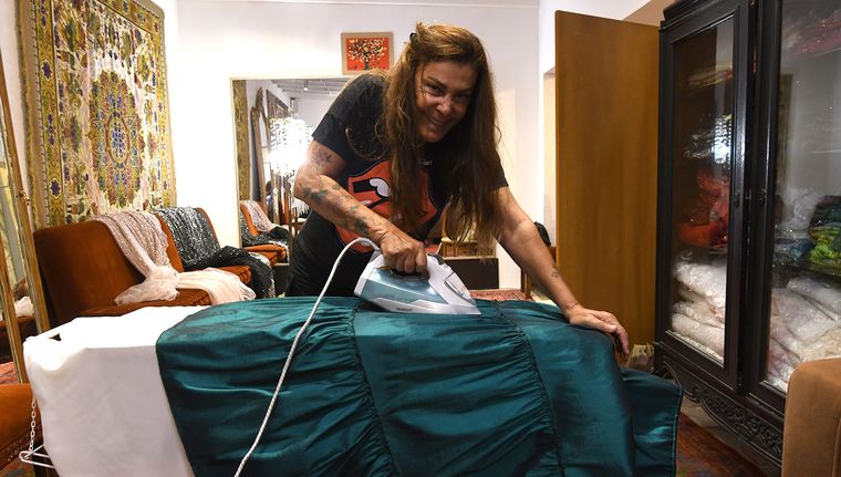 Dalila Tahan en pleno trabajo. Se prepara para vestir a las reinas en el Acto Central de la Fiesta Nacional de la Vendimia. Foto: Marcos Garcia/MDZ