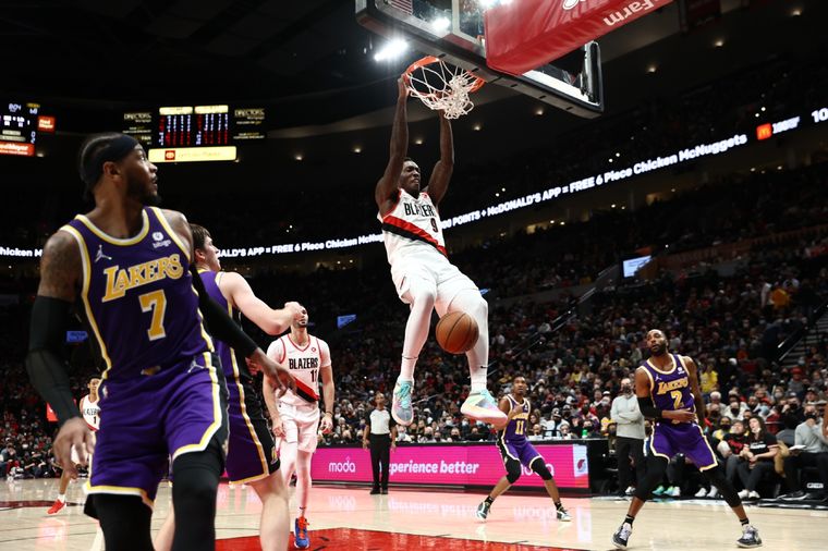 Nassir Little la vuelca ante la impotencia de los Lakers Foto: Portland Trail Blazers