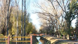 El arroyo y la estepa rodean a este pueblo de Río Negro donde la Patagonia sigue intacta.