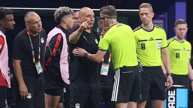 El seleccionador egipcio, Hossam Hassan, fue amonestado por protestar tras el gol de la victoria de Argentina.