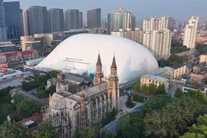 China empezó a aplicar cubiertas inflables sobre algunas obras urbanas para reducir el polvo, amortiguar el ruido y bajar el impacto de la construcción en zonas muy transitadas.