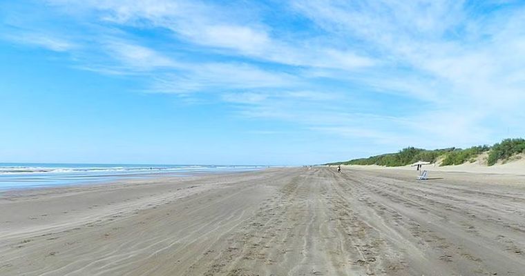 Esta extensa playa es perfecta para desconectar Foto: lafronteradenuevaatlantis.com