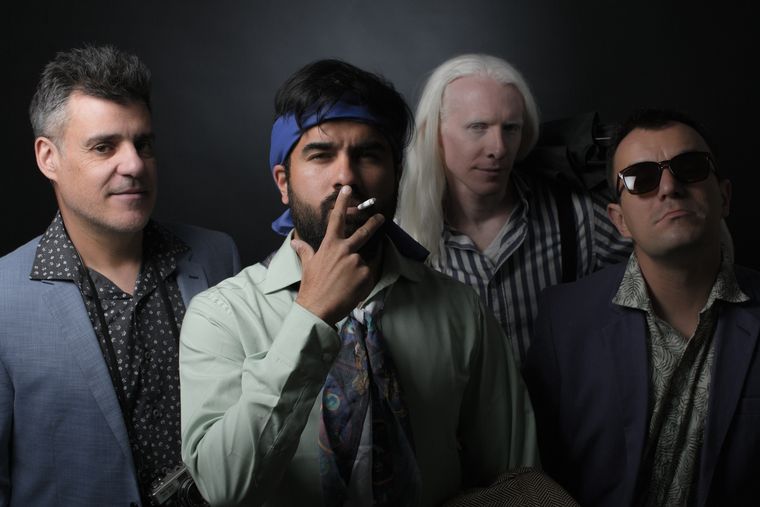 ¡La Banda Viajera está de cumpleaños! Los músicos celebran 10 años de show en las calles de Mendoza. ¡La Banda Viajera está de cumpleaños! Los músicos celebran 10 años de show en las calles de Mendoza.