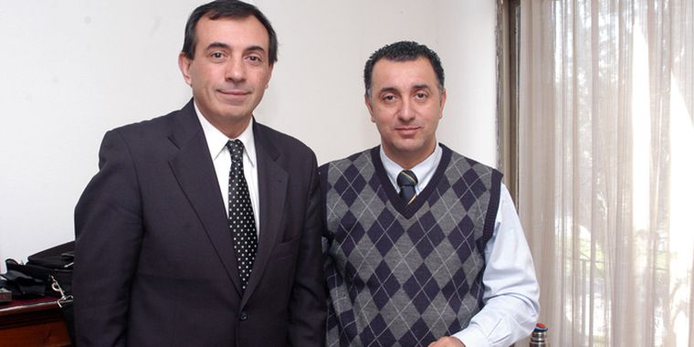 El jefe saliente, Subcomisario Sergio Patterini y el nuevo jefe interino, Subcomisario Gustavo Otero Foto: Ariel Jalley/Mediamza.com