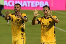 Cardona e Izquierdoz le dedican el gol a Carlitos. Foto: Télam Cardona e Izquierdoz le dedican el gol a Carlitos. Foto: Télam