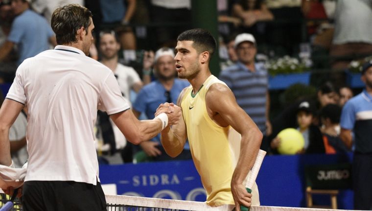 El saludo final entre Nicolás Jarry y Carlos Alcaraz. Foto: Juan Mateo Aberastain Zubimendi / MDZ