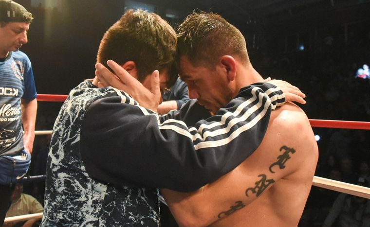 Juan Carlos Reveco y su hijo Joel tras perder por nocaut técnico en el Polimeni Foto: Juan Ignacio Blanco/MDZ