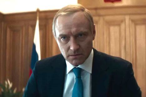 Jude Law se pone en la piel y en el alma de Vladimir Putin en El mago del Kremlin. Gran trabajo del actor y también del director Olivier Assayas. Jude Law se pone en la piel y en el alma de Vladimir Putin en El mago del Kremlin. Gran trabajo del actor y también del director Olivier Assayas.