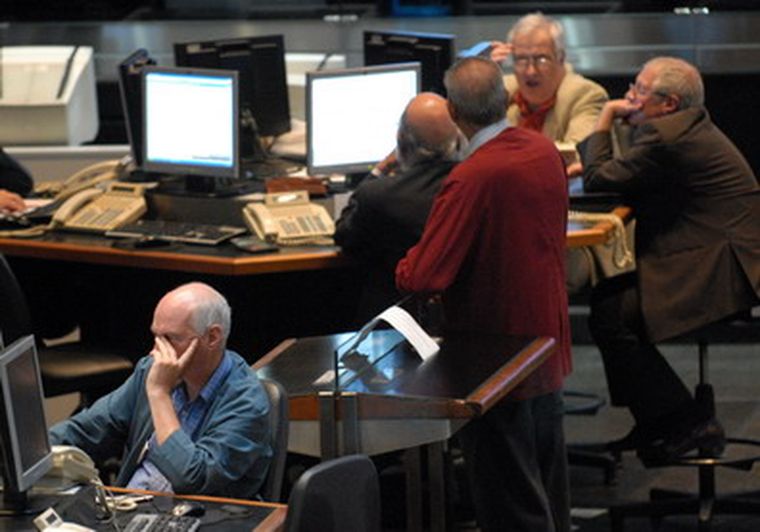 Las operaciones fluctuaron por la desconfianza a los bonos del estado. Foto: NA