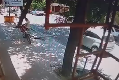 El robo se produjo en la esquina de Sobremonte y Paso de los Andes. Foto: Captura de video El robo se produjo en la esquina de Sobremonte y Paso de los Andes. Foto: Captura de video