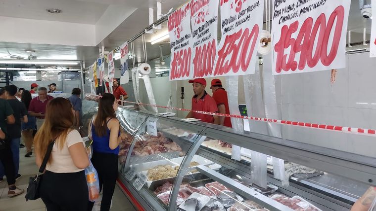 Bife, costeleta y vacío quedan atrás: los mendocinos optan por molida, pollo y cerdo para enfrentar los aumentos. Foto: Joaquín Moreno / MDZ