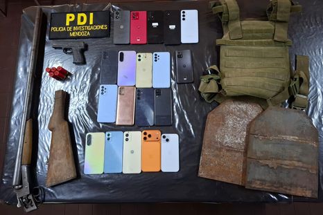 En total fueron siete los allanamientos, en los que se detuvo a un sospechoso y se secuestraron armas, drogas, celulares y un chaleco antibalas. En total fueron siete los allanamientos, en los que se detuvo a un sospechoso y se secuestraron armas, drogas, celulares y un chaleco antibalas.
