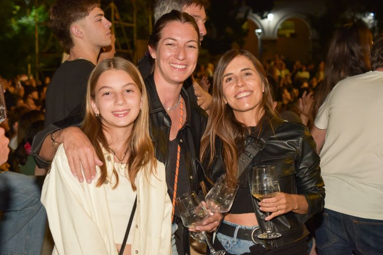 Julia Zuccardi y una noche con amigas disfrutando del pop. Julia Zuccardi y una noche con amigas disfrutando del pop.